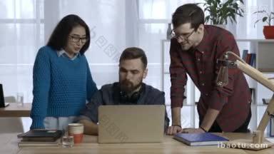 友好的业务团队一起在办公室使用笔记本电脑进行项目工作，不同的<strong>企业家</strong>在电脑上工作